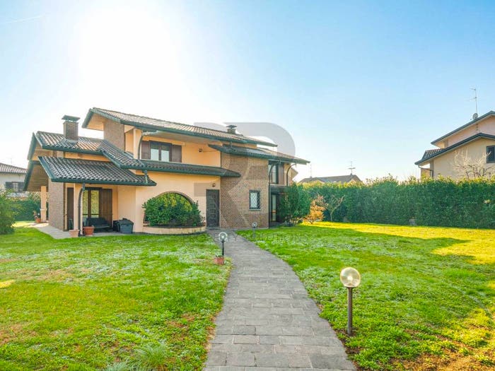 Casa con 6 locali in vendita in Via Francesco Petrarca, Massina, Cislago