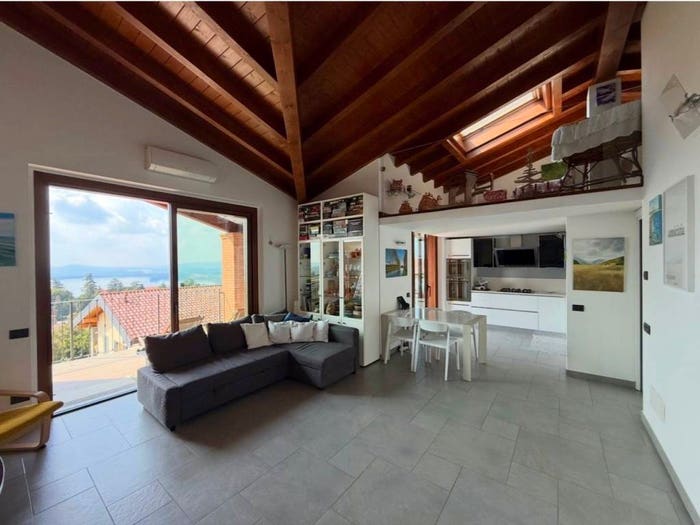 Appartamento quadrilocale in vendita in Via Enea Sacconaghi, Comerio