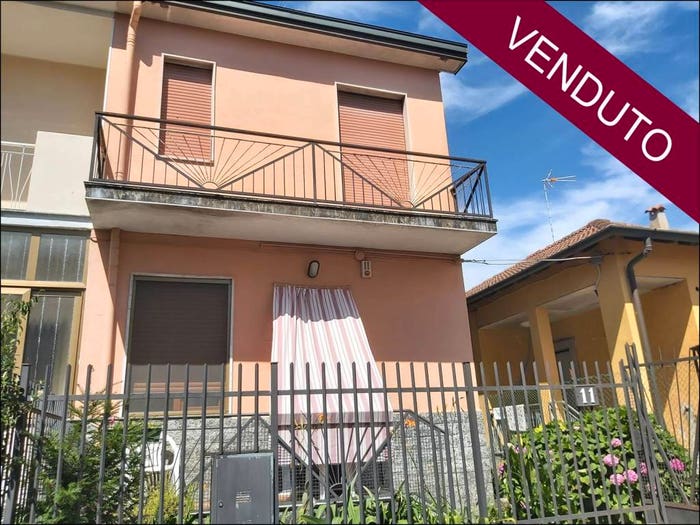 Appartamento quadrilocale in vendita in Via San Carlo Borromeo, Centro, Pioltello