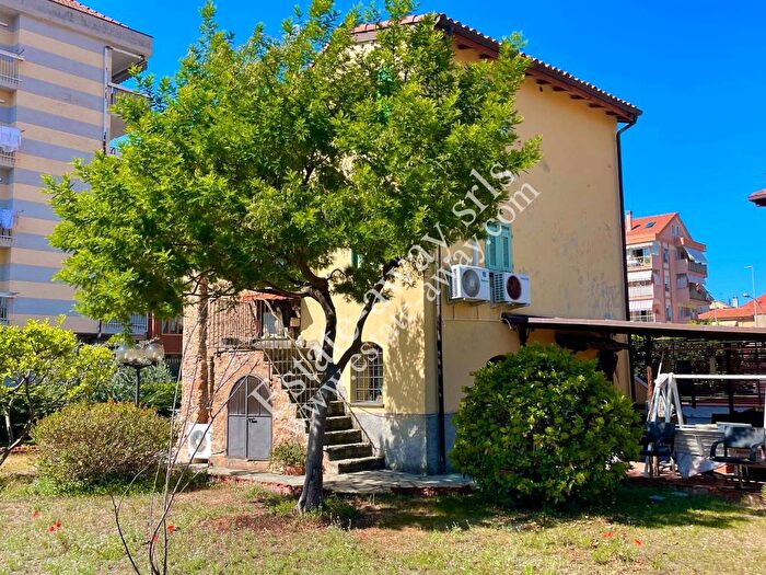 Casa quadrilocale in vendita in Via Dante Alighieri, Centro Città, Ventimiglia