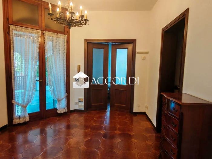Casa con 6 locali in vendita in Viale Monte Grappa, Centro, Castelcucco