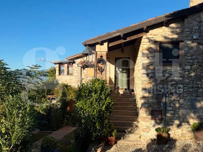 Casa quadrilocale in vendita in PIAZZA VENTI SETTEMBRE, Centro, Contigliano