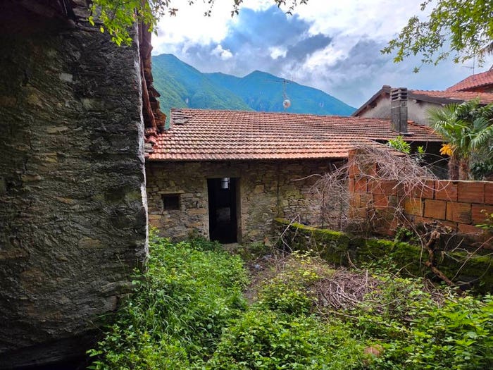 Casa con 6 locali in vendita in Via Santa Laura, Laglio