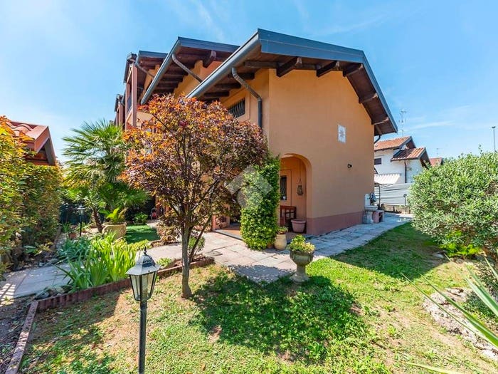 Casa con 6 locali in vendita in Via Monte Generoso, Centro, Caronno Pertusella