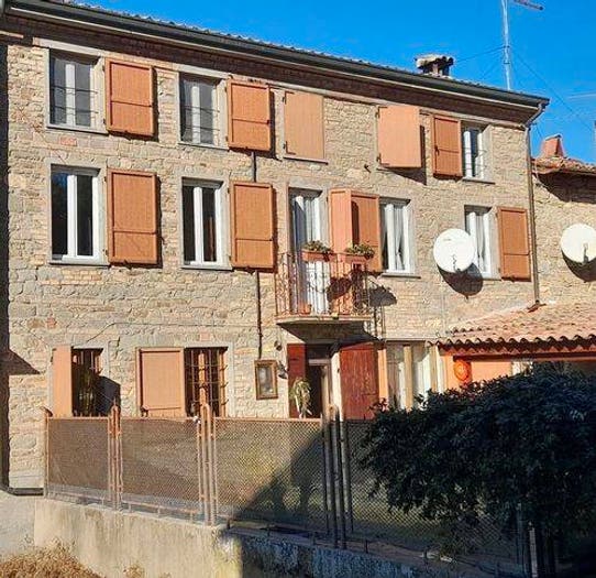 Casa con 6 locali in vendita in Trebecco, Alta Val Tidone