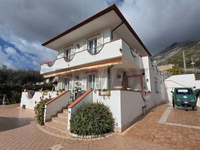 Casa con 5 locali in vendita in via rotabile, Centro, Formia
