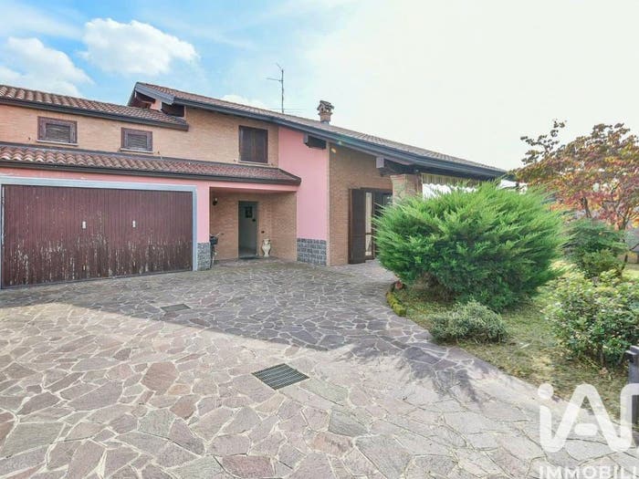 Casa con 5 locali in vendita in Via Alessandro Volta, Mozzate