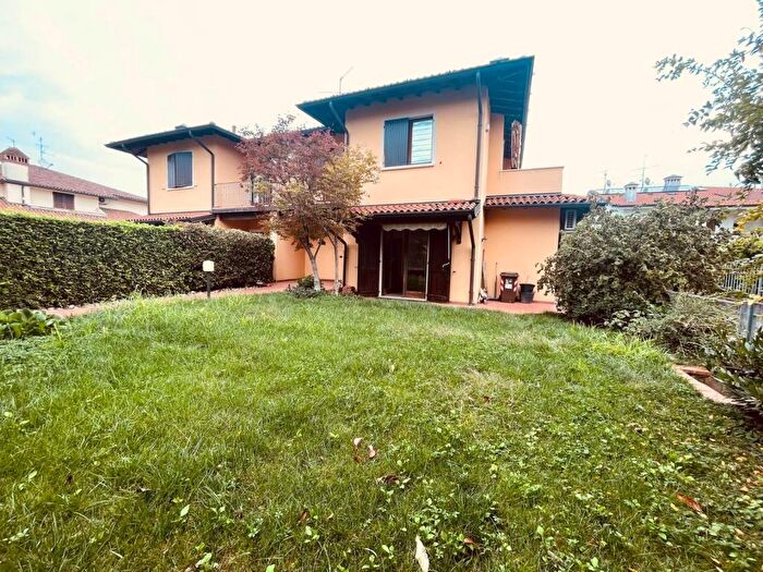 Casa quadrilocale in vendita in Via Paolo Signorini, Brescia Due, Brescia