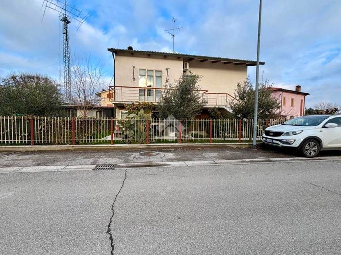 Casa con 6 locali in vendita in Via Nullo Baldini, Centro, Alfonsine