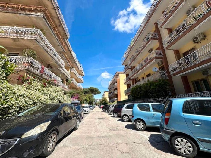 Appartamento con 5 locali in vendita in Via san donato, Pianura, Napoli
