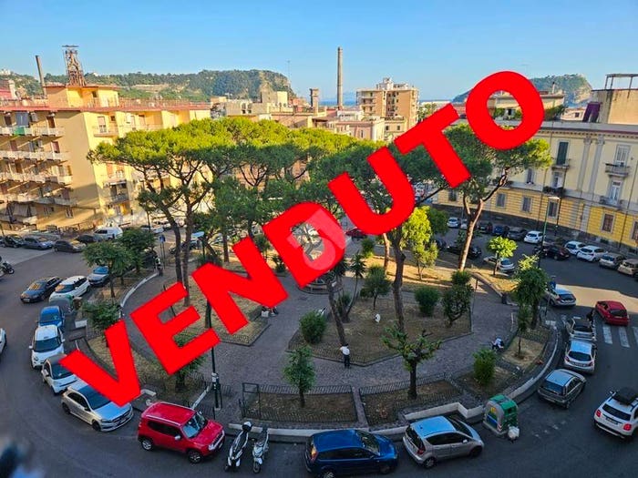 Appartamento trilocale in vendita in Piazza Gaetano Salvemini, Bagnoli, Napoli