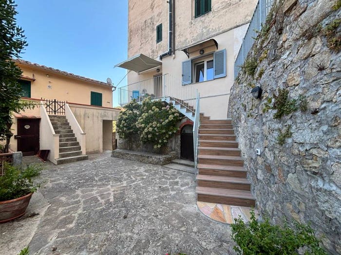 Appartamento trilocale in vendita in Piazza San Sebastiano, Centro, Marciana