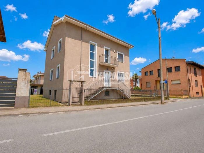 Casa con 6 locali in vendita in Via Romentino, Pernate, Novara