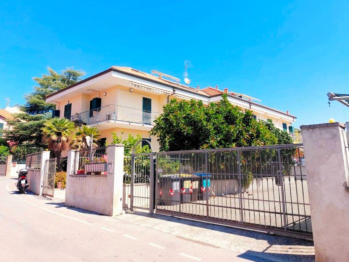 Appartamento trilocale in vendita in Via Ca' Rossa, Centro, Diano Marina