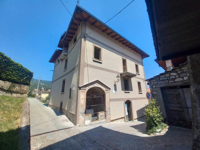 Casa con 6 locali in vendita in Rezzago