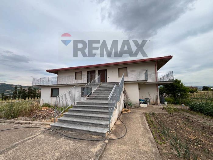 Appartamento con 6 locali in vendita in Lp San Donato Campania, Apice