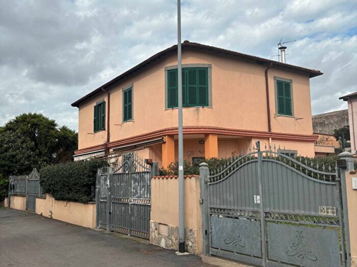 Appartamento trilocale in vendita in Via Monteporzio, Arco di Travertino, Roma