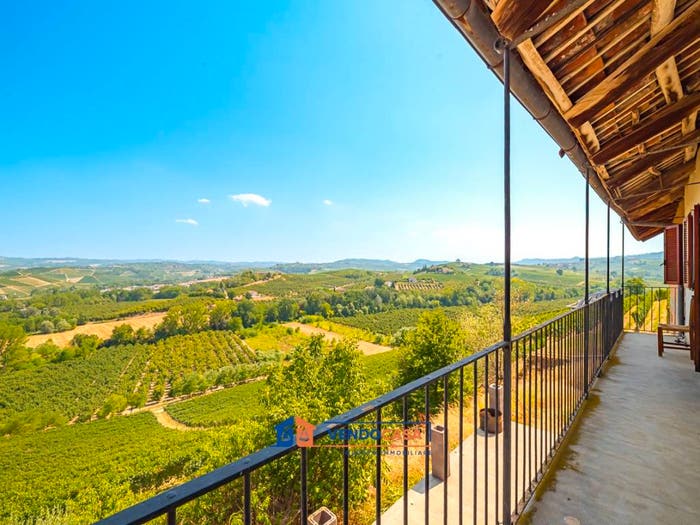 Casa con 6 locali in vendita in Via Serra, La Morra