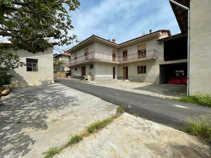 Casa con 6 locali in vendita in Via Umberto I, Vesime