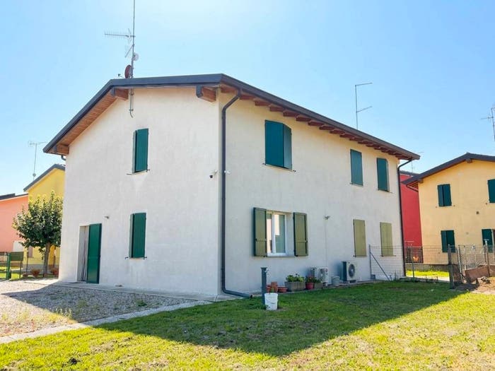 Casa con 6 locali in vendita in Piazza Don Giuseppe Andreoli, Centro, San Possidonio