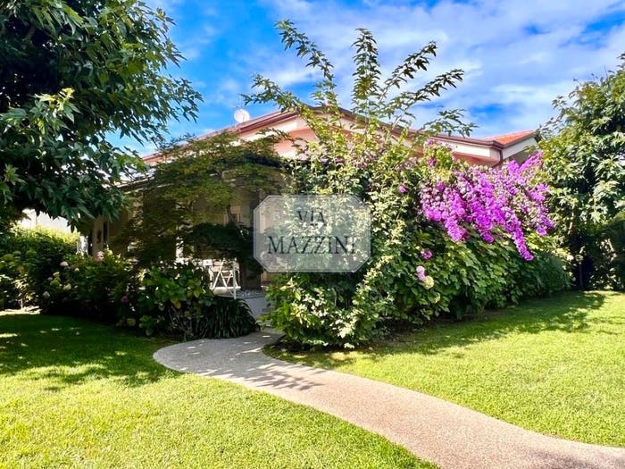 Casa con 6 locali in vendita in Via A Volta, Vittoria Apuana, Forte dei Marmi