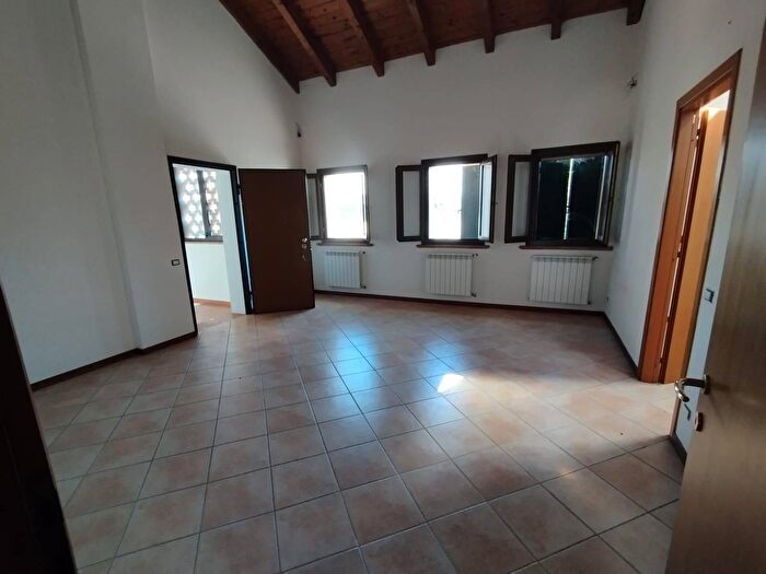 Appartamento trilocale in vendita in Via Giuseppe Garibaldi, Moglia