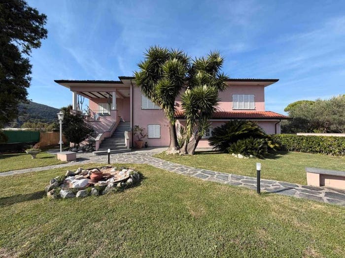 Casa con 6 locali in vendita in Ameglia