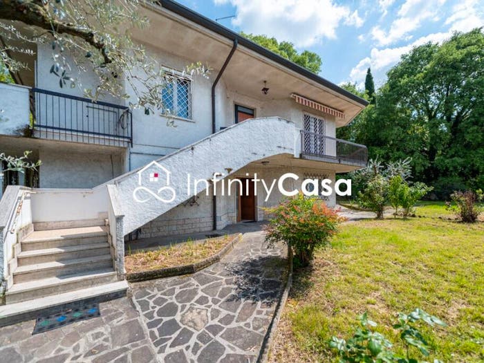 Casa con 6 locali in vendita in Vicolo Bernini, Centro, Castelnuovo del Garda