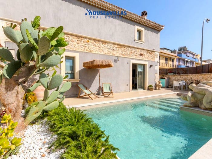 Casa con 6 locali in vendita in Via Siracusa, Avola