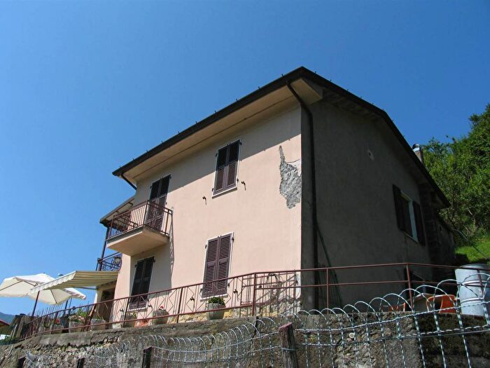 Casa con 6 locali in vendita in Via Provinciale Crespiano, Comano