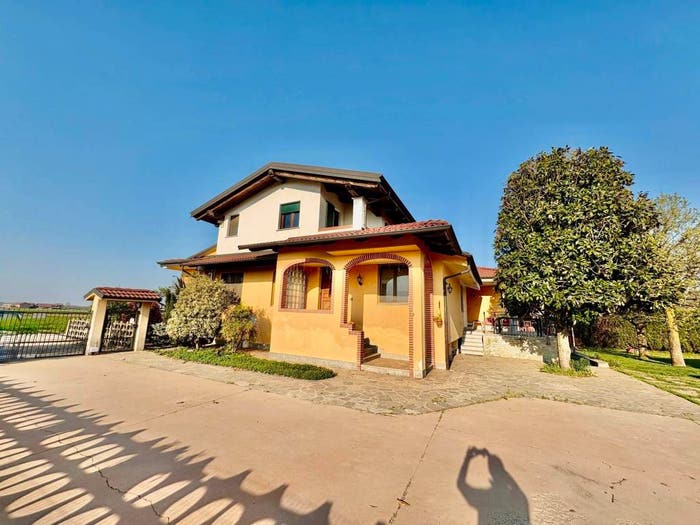 Casa con 6 locali in vendita in Fossano