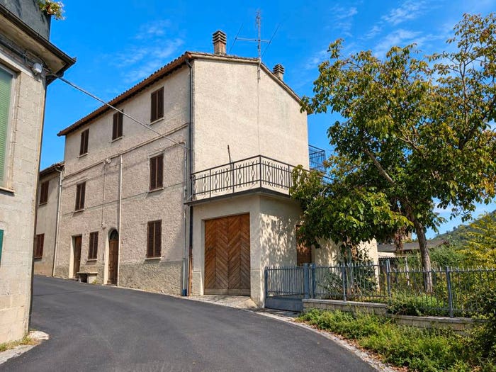 Casa con 6 locali in vendita in Smirra, Cagli