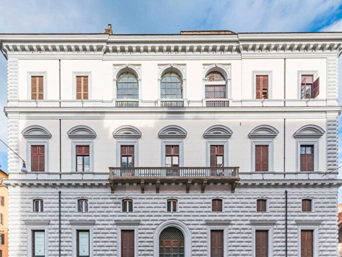 Appartamento trilocale in vendita in Via IV Novembre, Trevi, Roma