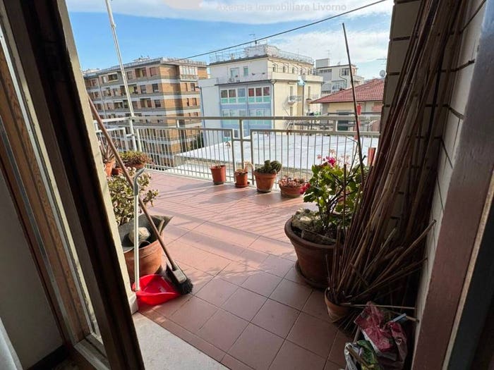 Appartamento con 5 locali in vendita in Via Marradi, Calzabigi, Livorno