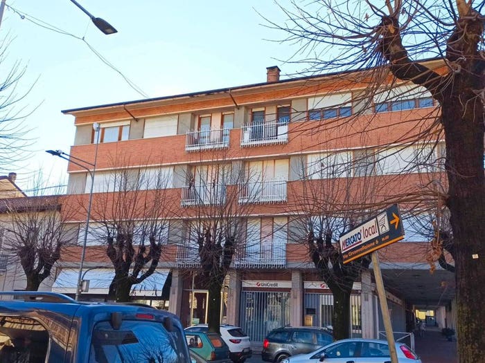 Appartamento quadrilocale in vendita in Piazza Generale Giuseppe Perotti, Centro, Carrù
