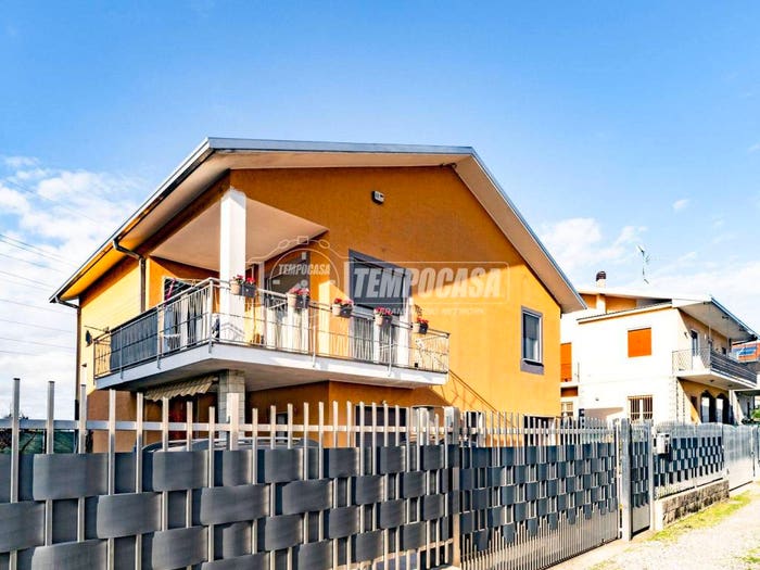 Casa con 6 locali in vendita in Vicolo Boito, Centro, Caronno Pertusella