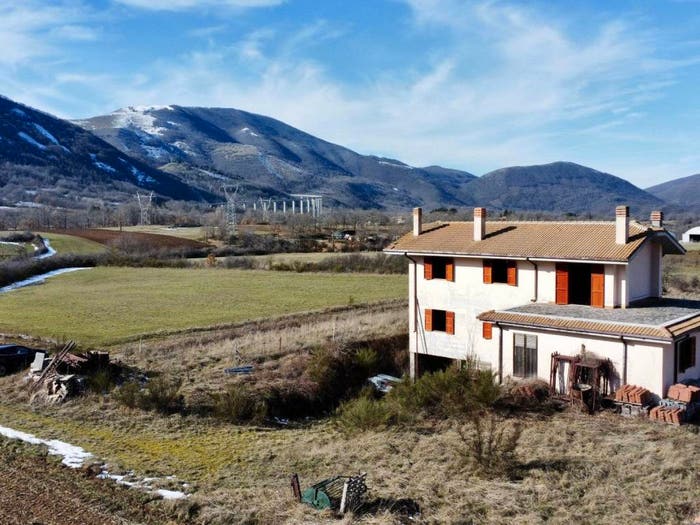 Casa con 6 locali in vendita in Via di Villa Lucci, Leonessa