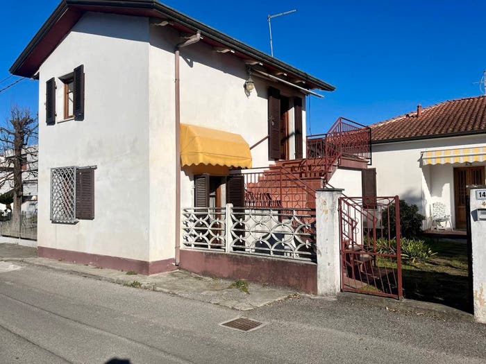 Casa quadrilocale in vendita in Marina di Massa Centro, Massa