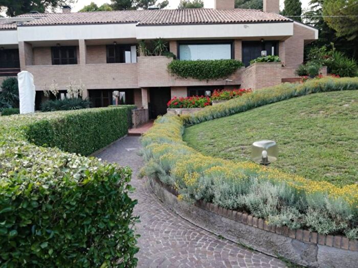Casa con 6 locali in vendita in Monte San Bartolo, Pesaro