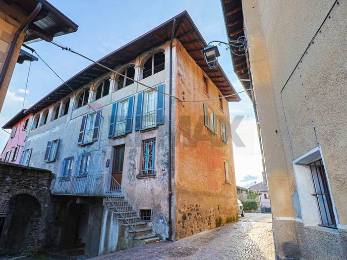 Casa con 6 locali in vendita in Piazza Andreani, CugliateFabiasco