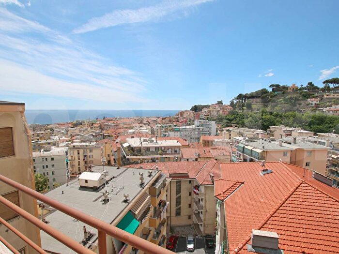 Appartamento quadrilocale in vendita in Via Zeffiro Massa, Ospedale, Sanremo