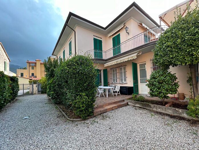 Casa con 5 locali in vendita in Seravezza