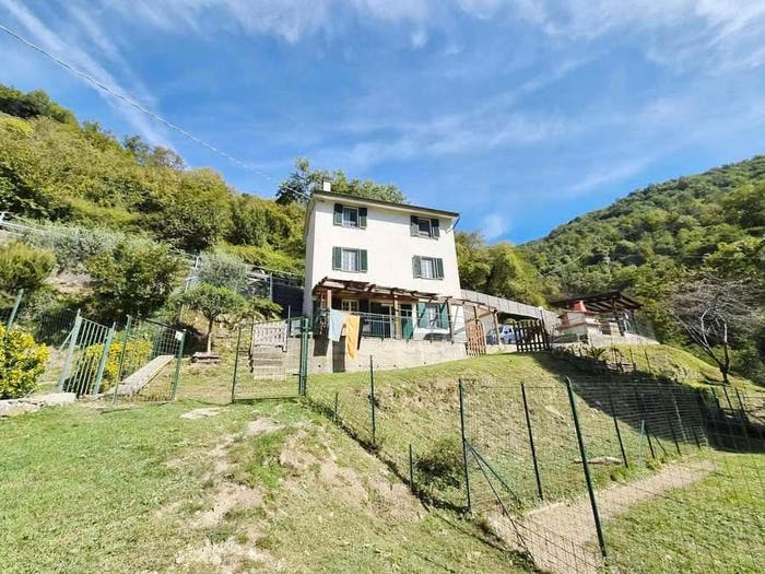 Casa quadrilocale in vendita in Frazione Craviasco, Lumarzo