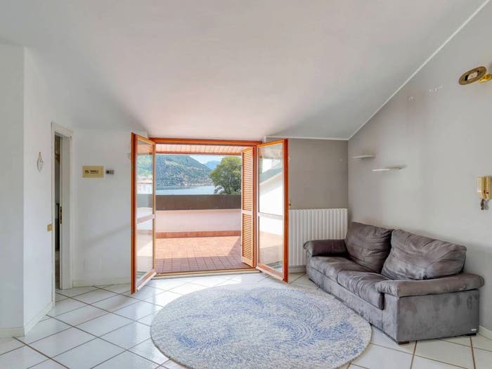 Appartamento trilocale in vendita in Via Fratelli Bertolla, Porto Ceresio
