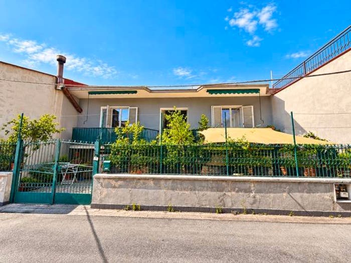 Casa quadrilocale in vendita in Via Roma, Curti
