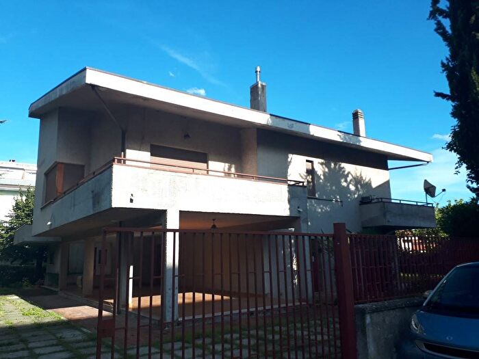Casa con 6 locali in vendita in Via Cristoforo Colombo, San Nicolò A Tordino, Teramo