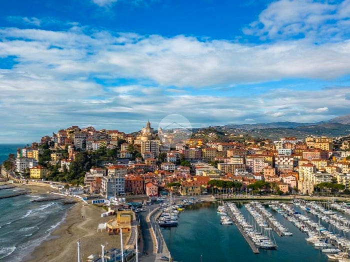 Appartamento quadrilocale in vendita in Via Rambaldo, Porto Maurizio, Imperia