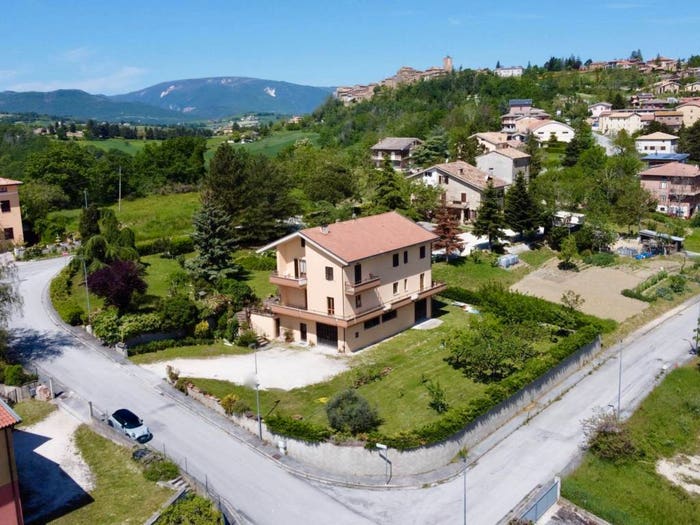 Casa con 6 locali in vendita in Via Guglielmo Marconi, Gualdo