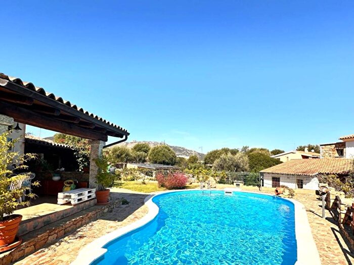 Casa con 6 locali in vendita in Via delle Castagnole, Pittulongu, Olbia