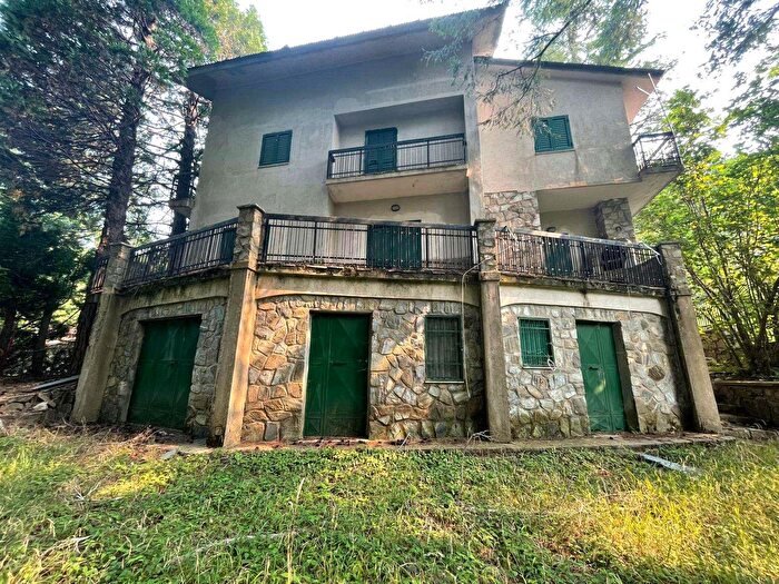 Casa con 8 locali in vendita in Santo Stefano In Aspromonte